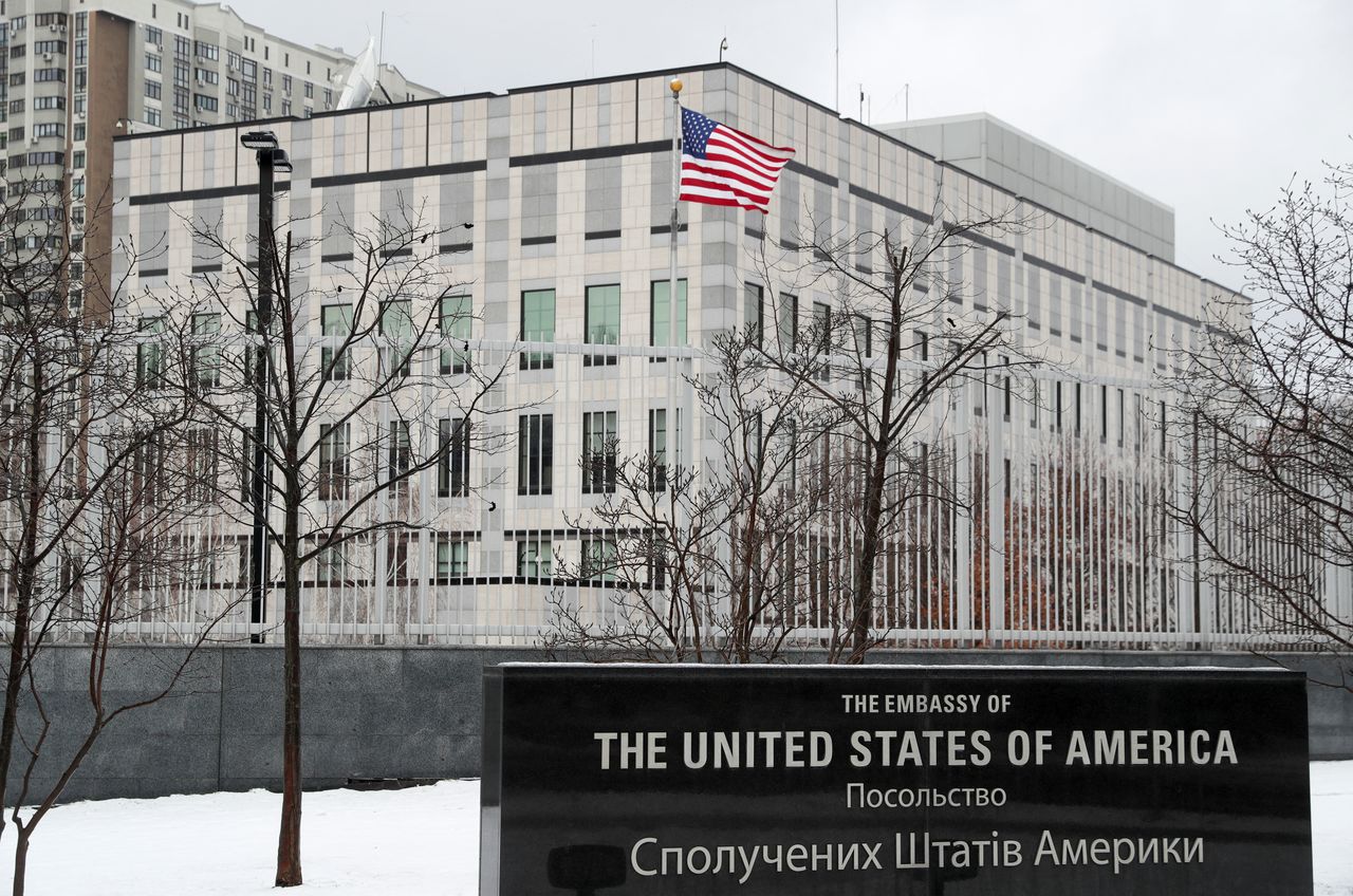 منظر عام للسفارة الأمريكية في كييف بأوكرانيا يوم السبت. تصوير: فالنتين أوجيرينكو - رويترز.