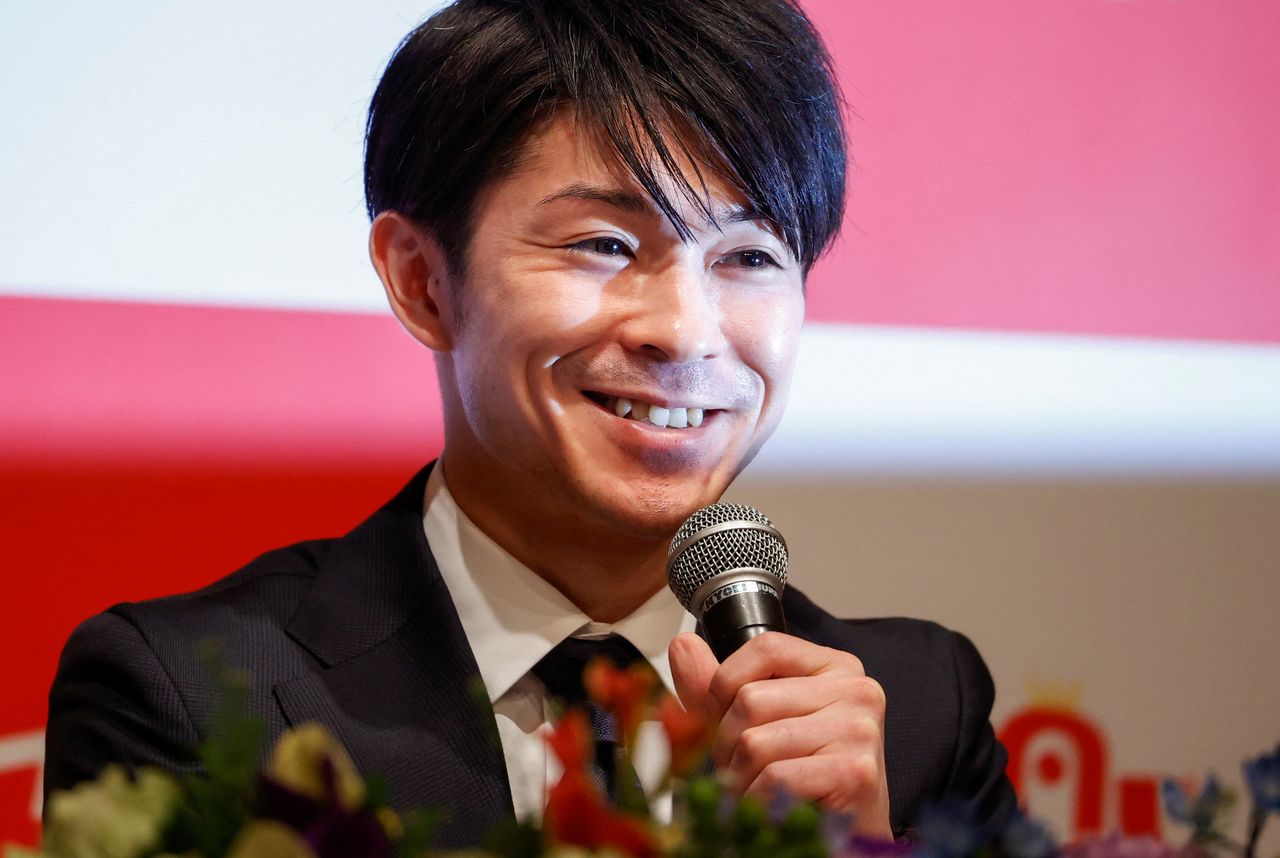 أوشيمورا كوهي في أحد المؤتمرات الصحفية في طوكيو متحدثًا حول أمر تقاعده من الجمباز في الرابع عشر من يناير/ كانون الثاني 2022. (رويترز)
