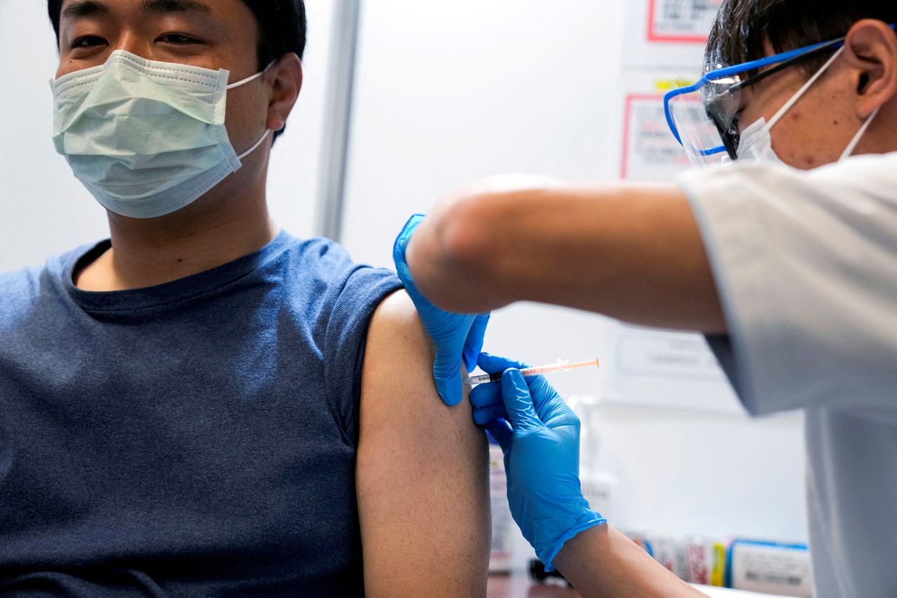 رجل يتلقى لقاحا للوقاية من فيروس كورونا في مركز تطعيم في طوكيو يوم 31 يناير كانون الثاني 2022. صورة لرويترز من ممثل لوكالات الأنباء.