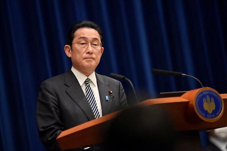 رئيس الوزراء الياباني كيشيدا يحضر مؤتمرا صحفيا حول تدابير فيروس كورونا في طوكيو، 17 فبراير/ شباط 2022. رويترز.