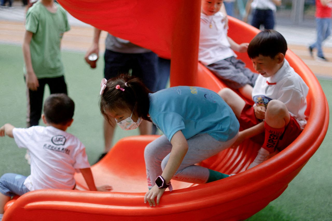 أطفال في ملعب داخل مجمع تسوق في شنغهاي، الصين، 1 يونيو/ حزيران 2021. رويترز / ألي سونغ.