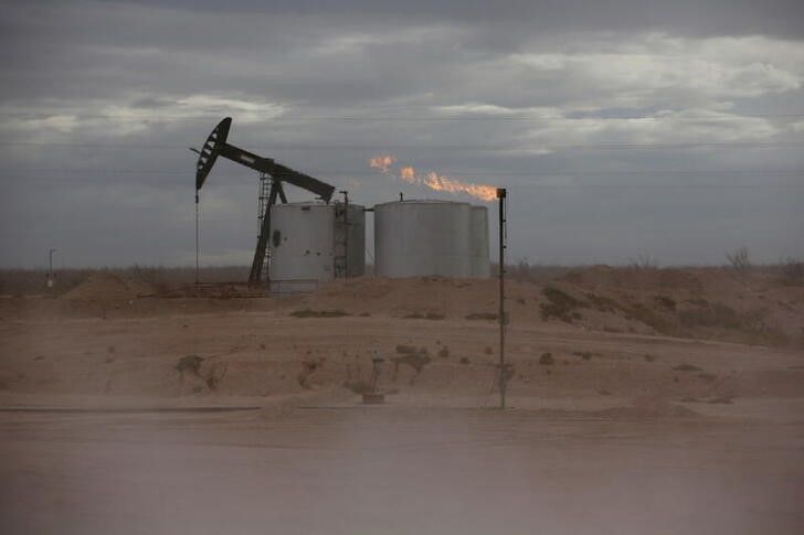 مضخة للنفط الخام في حوض بيرميان النفطي في مقاطعة لوفينج في ولاية تكساس الأمريكية. صورة من أرشيف رويترز.