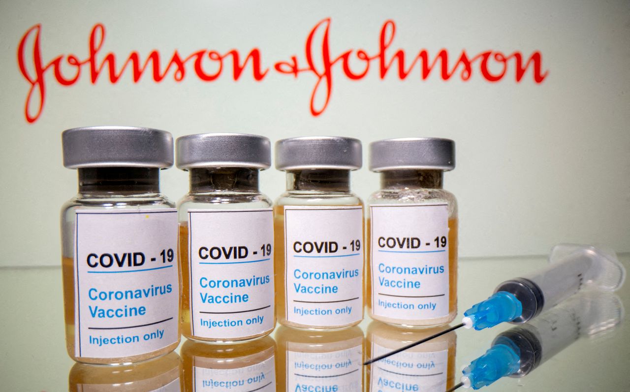 جرعات من لقاح ضد مرض كوفيد-19 أمام شعار جونسون اند جونسون في صورة توضيحية من أرشيف رويترز.