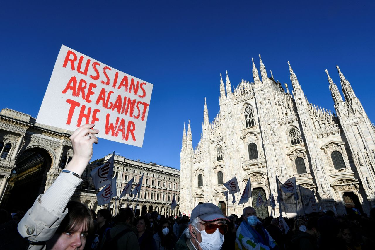 متظاهرون يشاركون في احتحاجات مناهضة للحرب التي شنتها روسيا ضد أوكرانيا في ميلانو يوم السبت. تصوير: فلافيو لو سكالزو - رويترز.