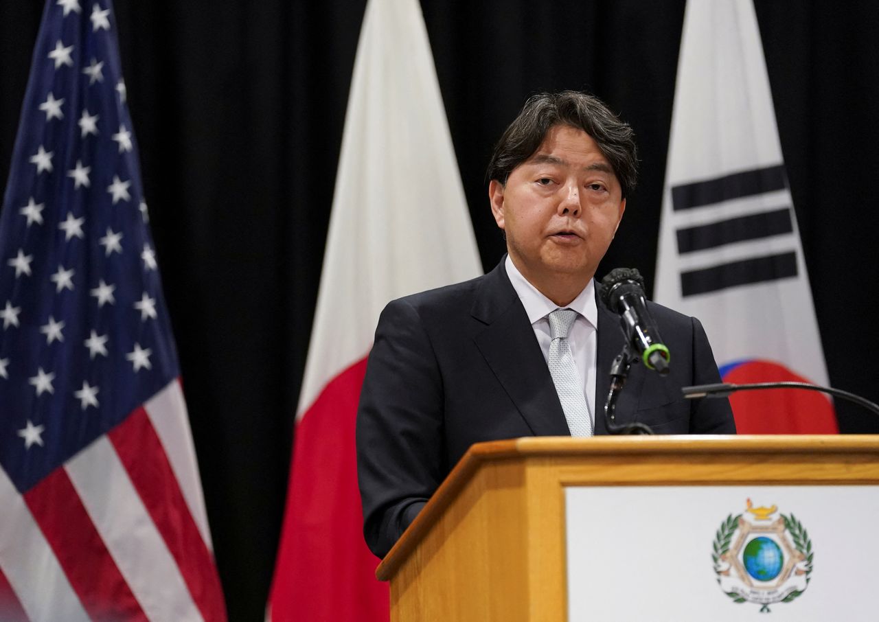 وزير الخارجية الياباني يوشيماسا هاياشي يتحدث في مؤتمر صحفي في هونولولو يوم 12 فبراير شباط 2022. تصوير: كيفن لامارك - رويترز