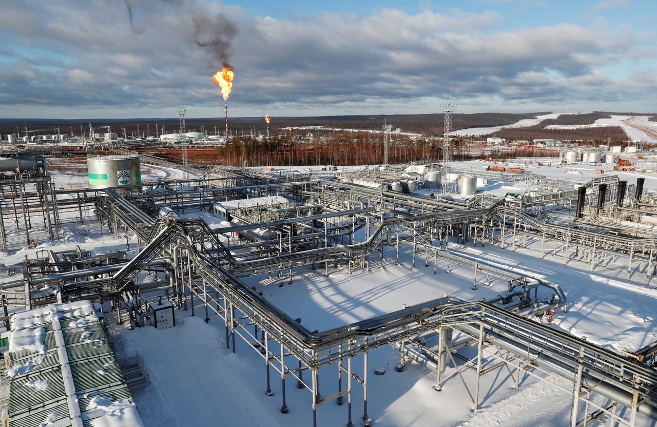 منظر عام لمحطة معالجة نفط في حقل ياراكتا النفطي التابع لشركة إيركوتسك في روسيا في صورة من أرشيف رويترز.