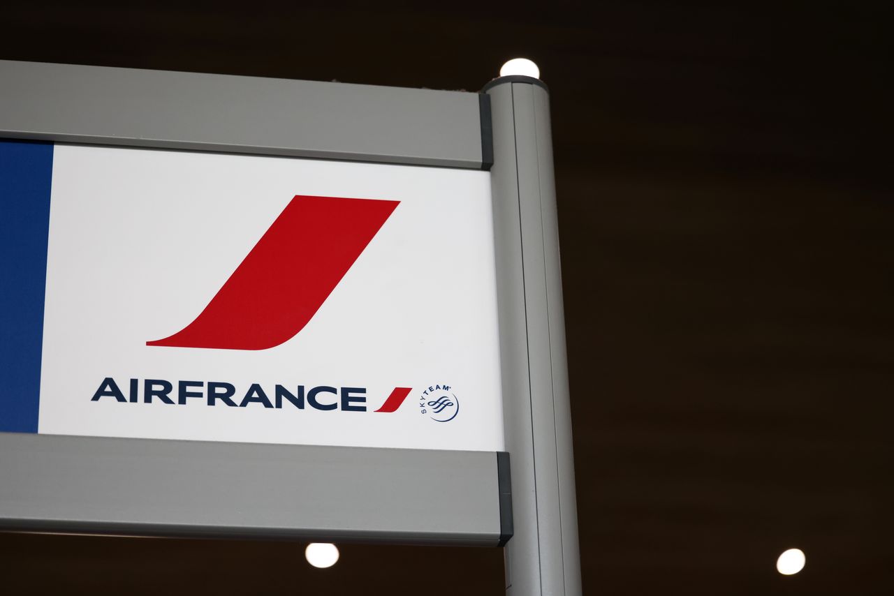 لافتة لشركة إير فرانس خارج مطار شارل ديجول في باريس يوم 2 ديسمبر كانون الأول 2021. رويترز