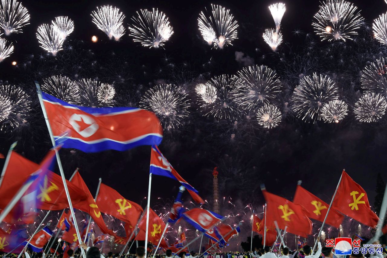 أشخاص يلوحون بالعلم الكوري الشمالي تحت الألعاب النارية في بيونجيانج في صورة نشرتها وكالة الأنباء المركزية الكورية. صورة لرويترز. (حصلت رويترز على الصورة من وكالة الأنباء المركزية الكورية. لم تستطع رويترز التأكد على نحو مستقل من هذه الصورة. يحظر إعادة بيع الصورة لطرف ثالث. ويحظر استخدام الصورة داخل كوريا الجنوبية. كما يحظر بيع الصورة للأغراض التجارية أو التحريرية داخل كوريا الجنوبية.)