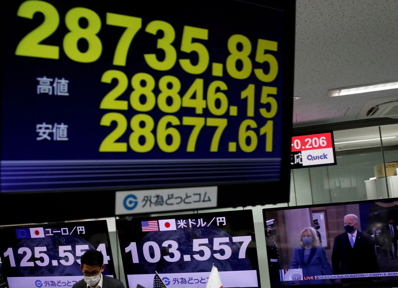 شاشات تعرض بيانات مؤشر نيكي للأسهم اليابانية في طوكيو في صورة من أرشيف رويترز.