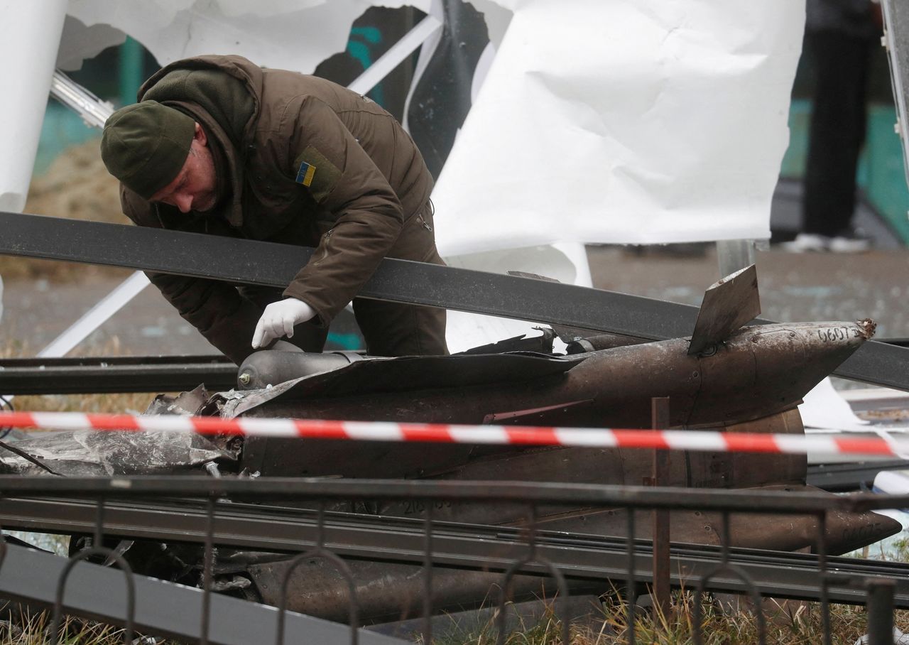 شرطي يتفقد حطام صاروخ سقط في الشارع في كييف يوم 24 فبراير شباط 2022. تصوير فالنتاين اوجيرينكو- رويترز.
