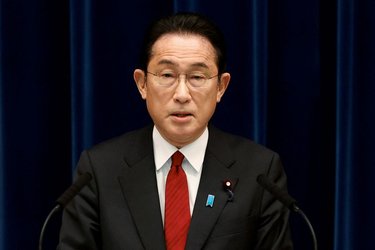 رئيس الوزراء الياباني فوميو كيشيدا في مؤتمر صحفي في طوكيو في 25 فبراير شباط 2022. صورة لرويترز من ممثل لوكالات الأنباء