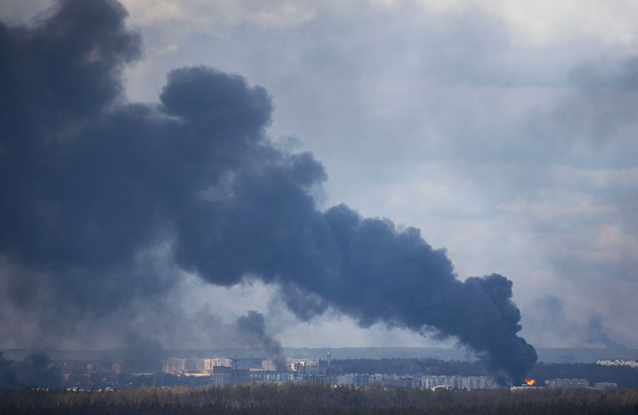 دخان يتصاعد بعد قصف على مشارف كييف يوم الأحد. تصوير: ميخايلو ماركيف - رويترز