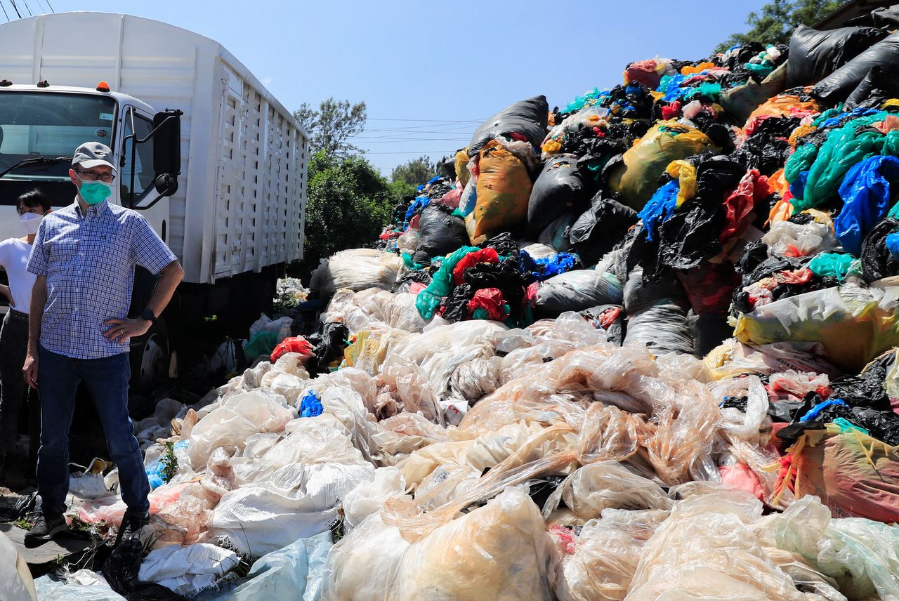 إسبين بارث إيدي، رئيس جمعية الأمم المتحدة للبيئة أثناء زيارة لمصنع إعادة تدوير في كينيا. صورة من أرشيف رويترز