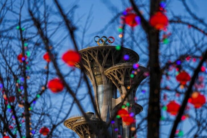 شعار الألعاب الأولمبية على برج في ببكين في صورة التقطت يوم الأربعاء. تصوير: آلي سونج - رويترز