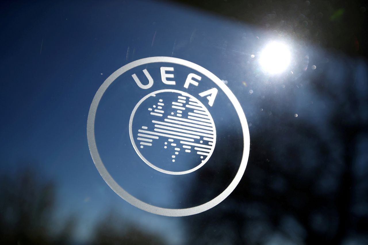 شعار الاتحاد الأوروبي لكرة القدم (اليويفا) في صورة من أرشيف رويترز.