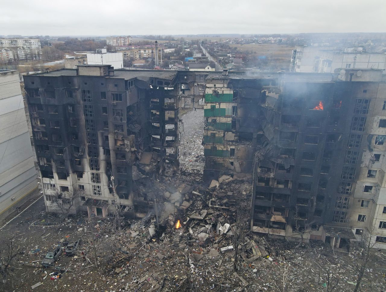 منظر عام لمبنى سكني دمره قصف روسي على أوكرانيا في منطقة كييف يوم الخميس. تصوير: ماكسيم ليفن - رويترز.