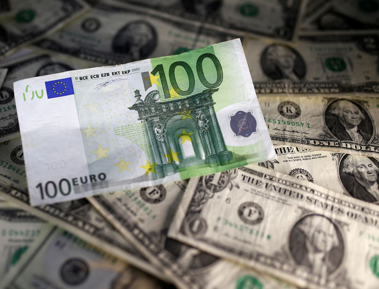 عملة ورقية من فئة مئة يورو على خلفية من الدولار الأمريكي في صورة من أرشيف رويترز.