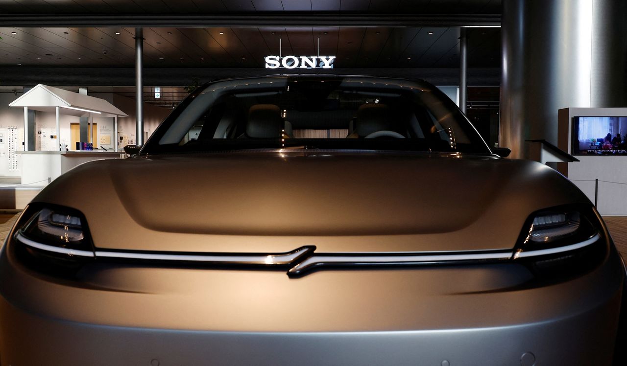 عرض سيارة Vision-S Prototype من شركة سوني في مقرها الرئيسي في طوكيو، اليابان 4 مارس/ آذار 2022. رويترز / كيم كيونغ هون