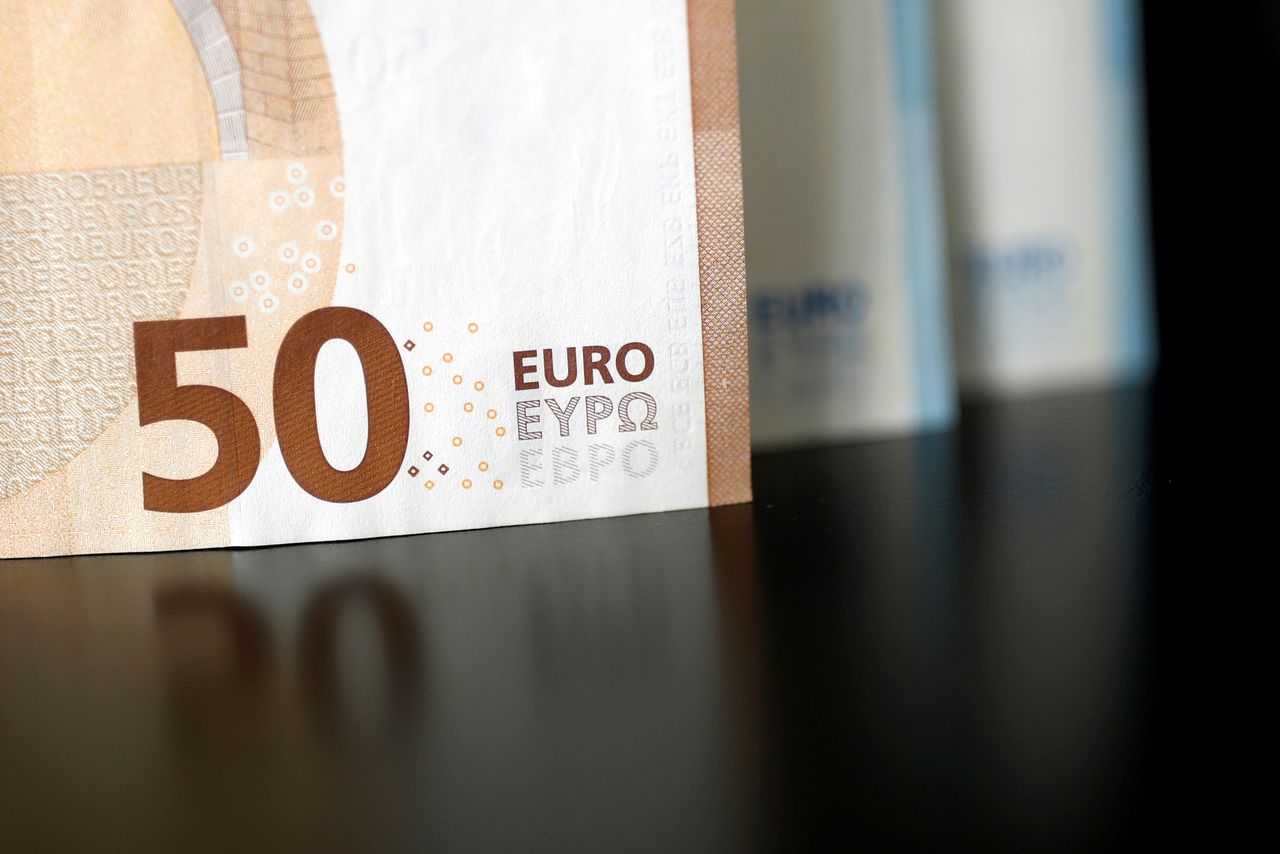 أوراق مالية فئة 50 يورو في صورة من أرشيف رويترز