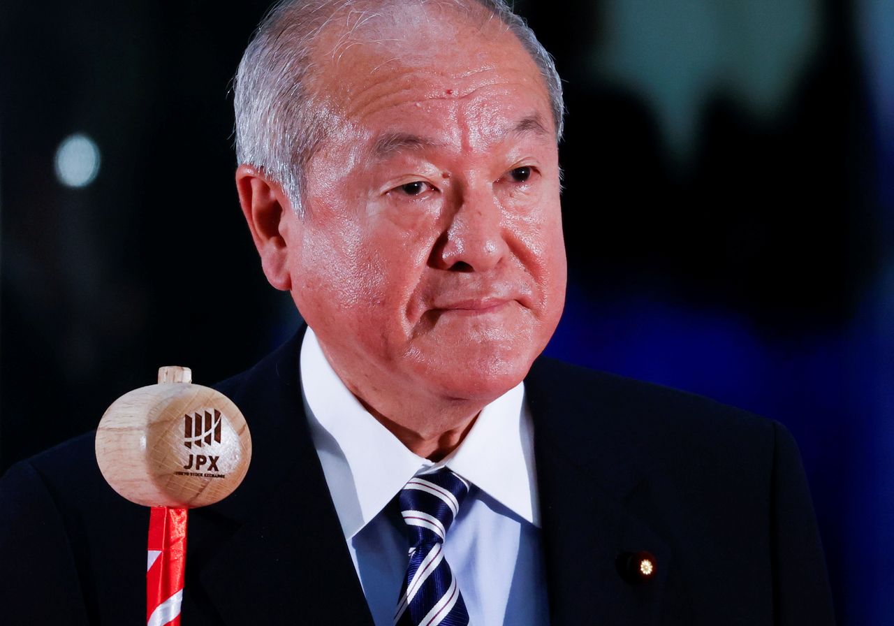 يستعد وزير المالية الياباني شونئيتشي سوزوكي لقرع الجرس خلال احتفال العام الجديد بمناسبة افتتاح التداول في عام 2022 في بورصة طوكيو (TSE)، في طوكيو، اليابان، 4 يناير/ كانون الثاني، 2022. رويترز / إيسى كاتو.
