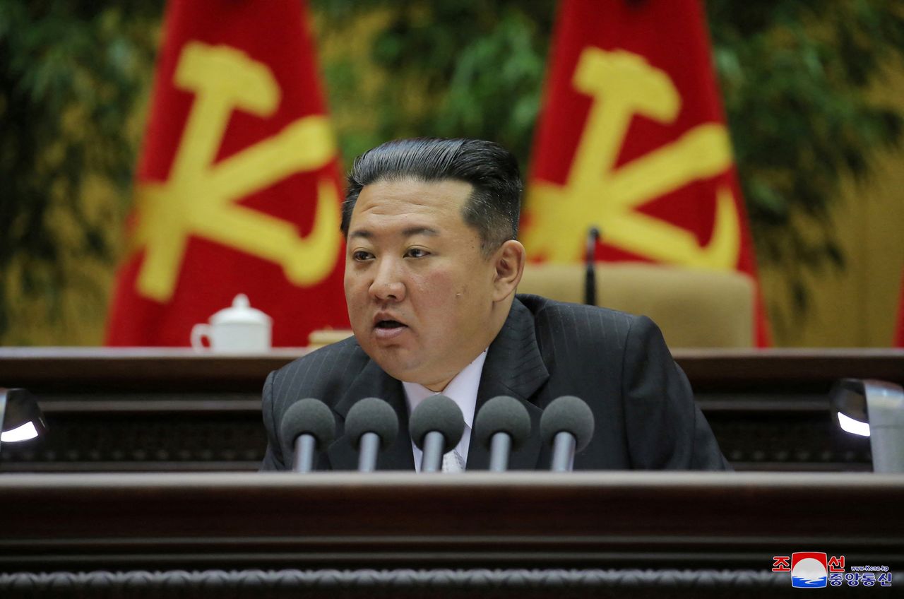 زعيم كوريا الشمالية كيم جونج أون خلال مؤتمر للحزب الحاكم في مؤرخة بالأول من مارس أذار 2022 لوكالة الأنباء الكورية المركزية حصلت عليها رويترز من طرف ثالث ويحظر بيعها أو الاحتفاظ بها في الأرشيف