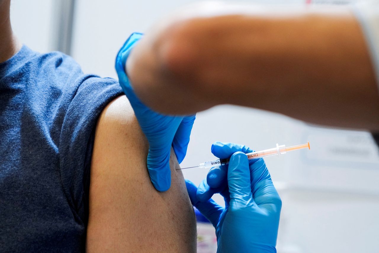 مواطن يتلقى جرعة معززة من لقاح فيروس كورونا في مركز تطعيم شامل تديره قوات الدفاع الذاتي اليابانية، في طوكيو، اليابان، 31 يناير/ كانون الثاني 2022. رويترز.