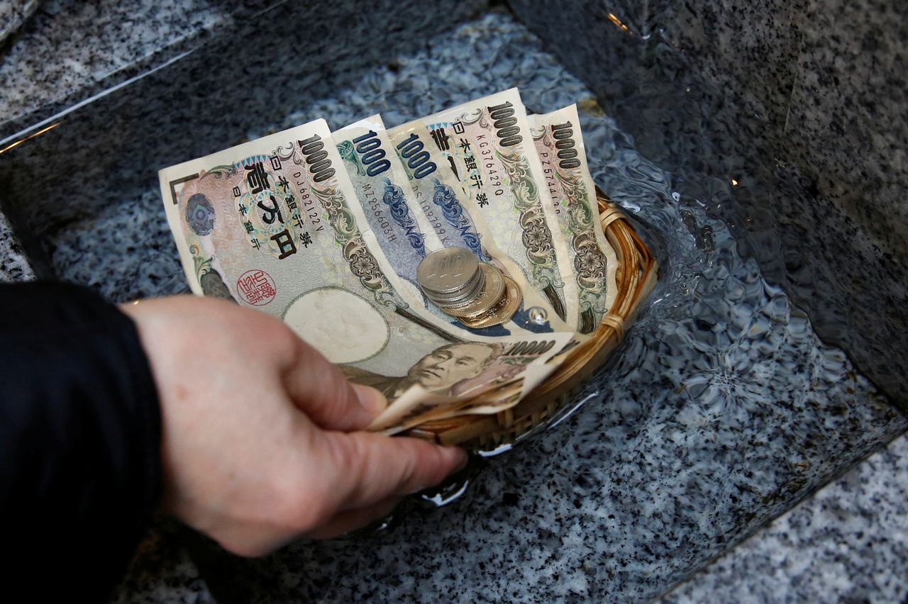 عملات نقدية للين الياباني. صورة من أرشيف رويترز