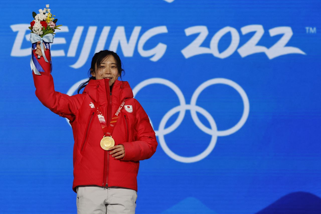  تاكاغي ميهو محتفية بميداليتها الذهبية بعد سباق التزلج السريع 1,000 متر سيدات في السابع عشر من فبراير/ شباط 2022. (رويترز)