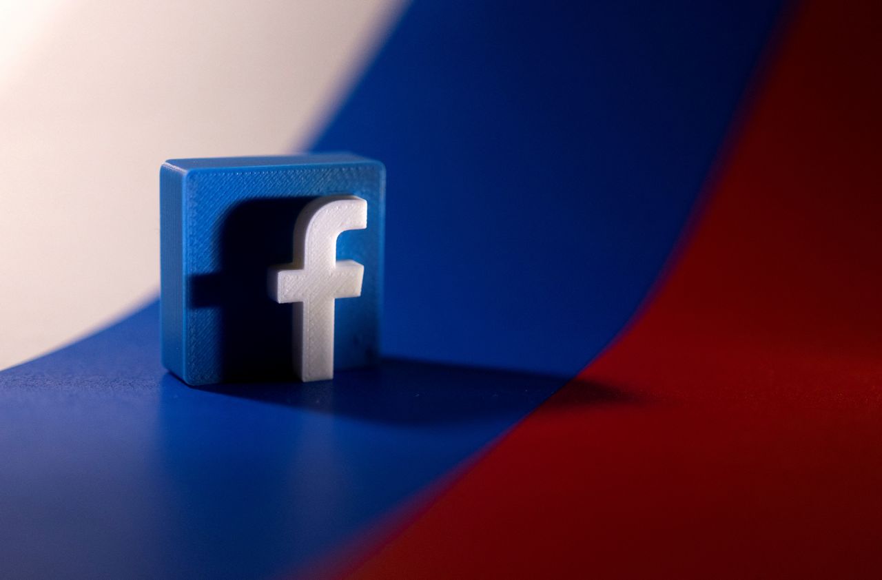 شعار فيسبوك فوق العلم الروسي في صورة تعبيرية. رويترز