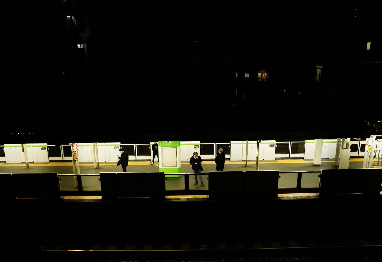 ركاب ينتظرون إعادة تشغيل خدمة القطار أثناء انقطاع كهربائي بعد زلزال في محطة قطار في طوكيو، اليابان، 17 مارس/ آذار 2022. رويترز.