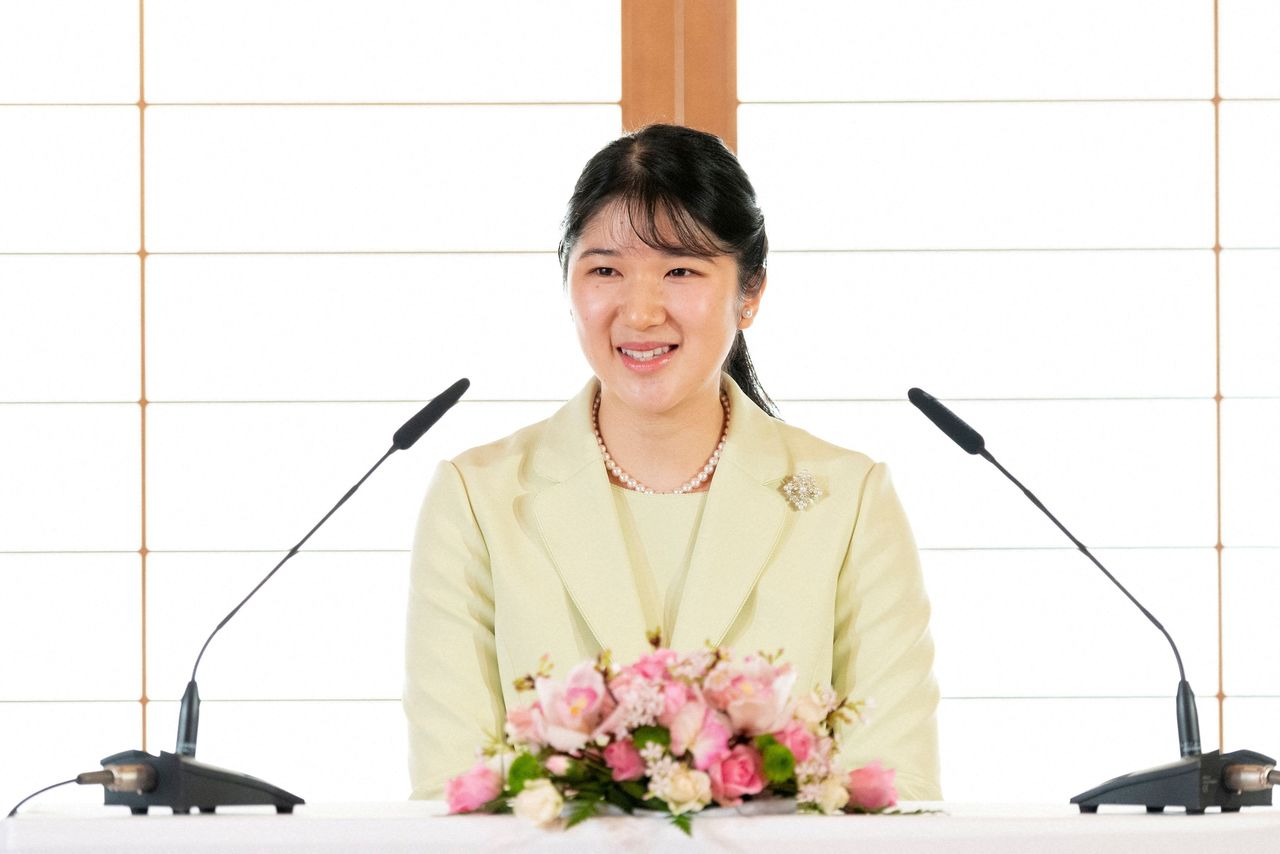 الأميرة أيكو ابنة أمبراطور اليابان في مؤتمر صحفي في طوكيو يوم الخميس. صورة من المكتب الإعلامي للبلاط الإمبراطوري حصلت عليها رويترز من طرف ثالث