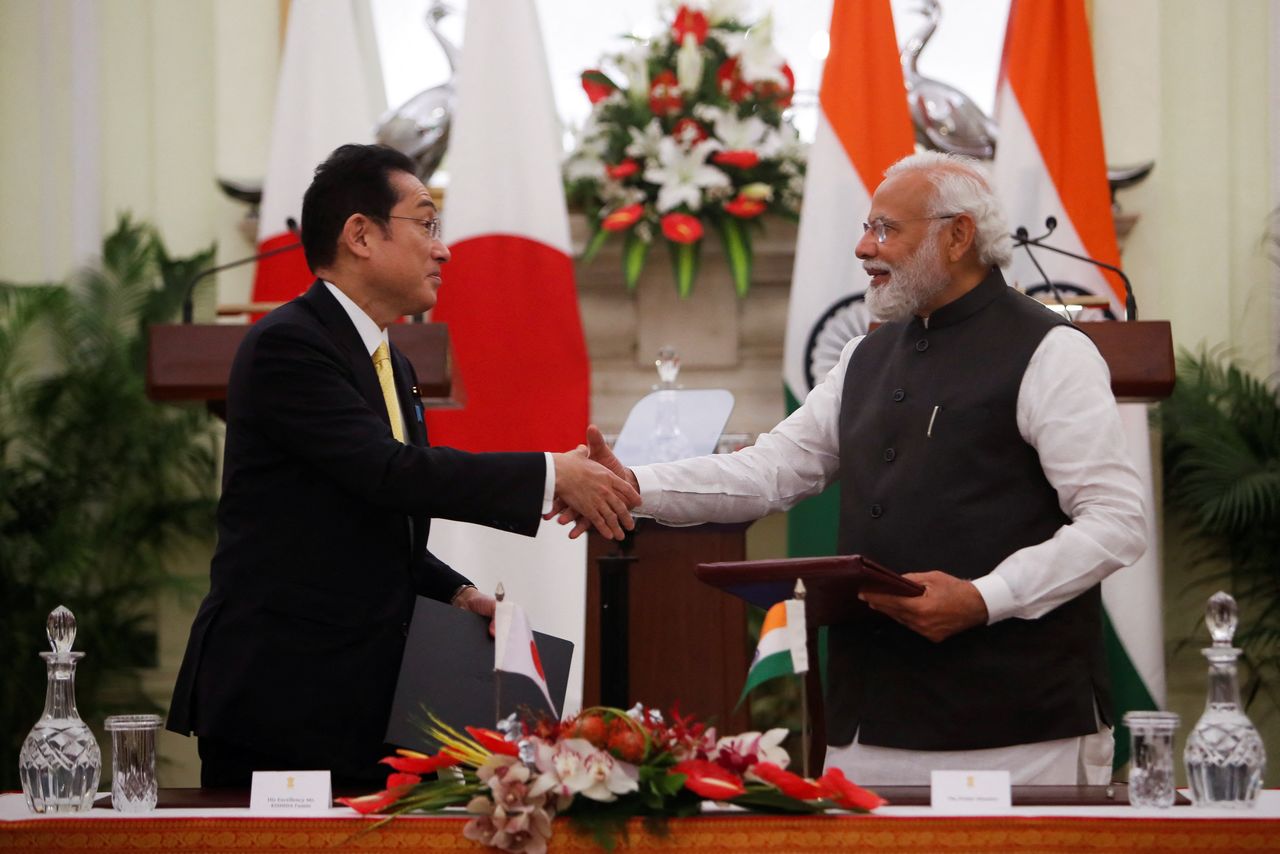 رئيس الوزراء الياباني فوميو كيشيدا يصافح أبلغ نظيره الهندي ناريندرا مودي أثناء اجتماعهما في نيودلهي عاصمة الهند يوم السبت. تصوير: عدنان العبيدي - رويترز.