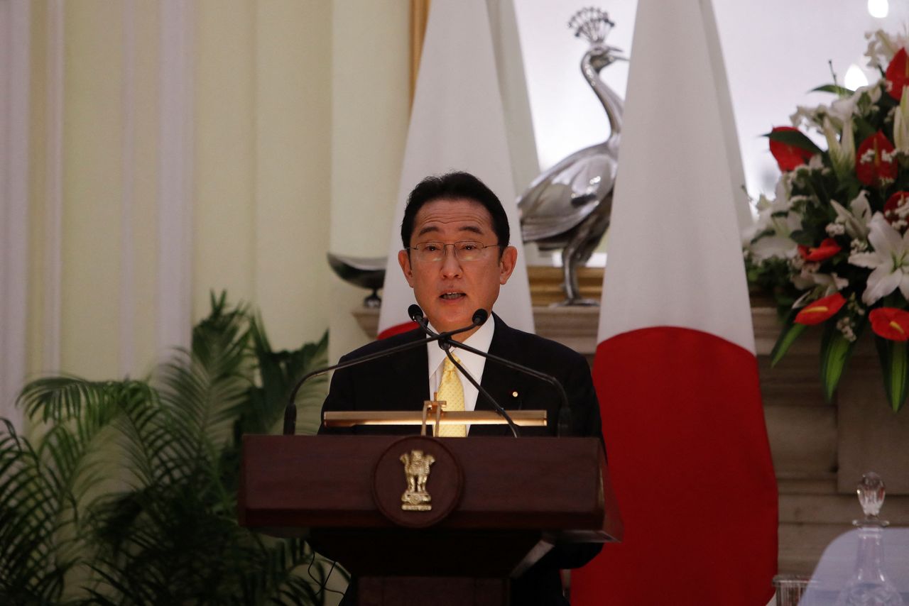 رئيس الوزراء الياباني فوميو كيشيدا خلال مؤتمر صحفي في نيودلهي يوم السبت. تصوير: عدنان عبيدي-رويترز.