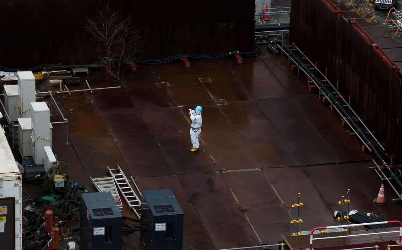 عامل يرتدي بدلة واقية وقناع يلتقط صورة في محطة فوكوشيما دايئيتشي للطاقة النووية التابعة لشركة طوكيو للطاقة الكهربائية (تيبكو) في أوكوما، فوكوشيما، اليابان 23 فبراير/ شباك 2017. رويترز.