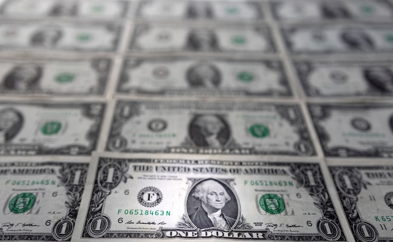 أوراق نقد من فئة الدولار الواحد في صورة من أرشيف رويترز.