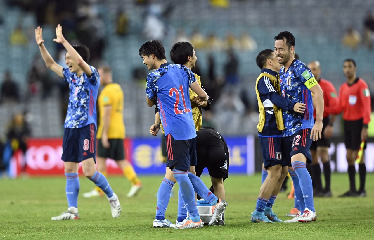 لاعبون من منتخب اليابان يحتفلون بالصعود لنهائيات كأس العالم لكرة القدم في سيدني باستراليا يوم الخميس. تصوير: جيمي جوي - رويترز.