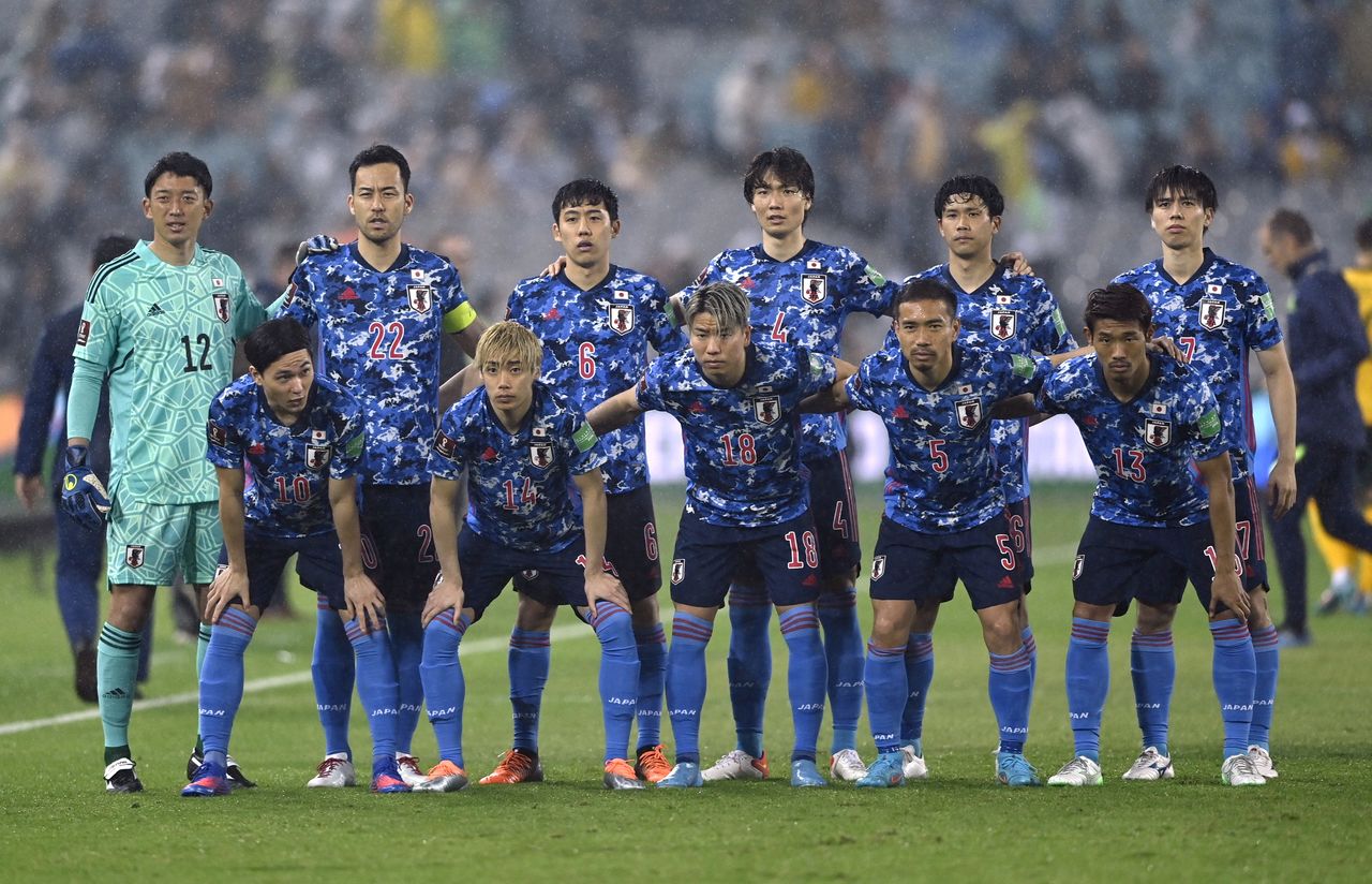 لاعبو منتخب اليابان قبل مباراة أمام أستراليا في سيدني يوم الخميس في التصفيات المؤهلة لنهائيات كأس العالم 2022 لكرة القدم. تصوير: جيمي جوي - رويترز