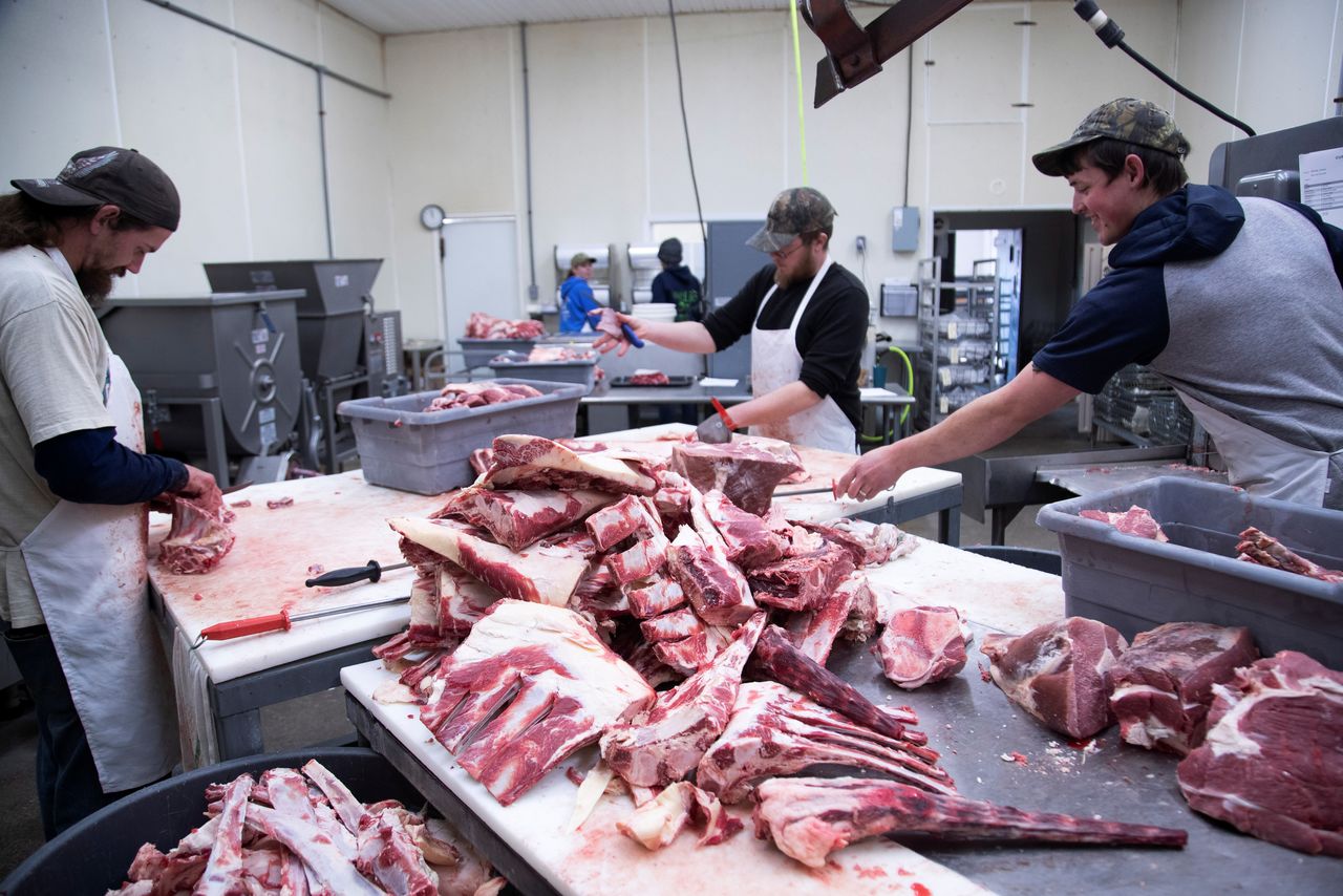 عمال يقومون بتقطيع لحم البقر الطازج إلى قطع صغيرة في أول مصنع لمعالجة اللحوم في الكابيتول وسط نقص في المنتجات الحيوانية بسبب مشاكل سلسلة التوريد الناتجة عن جائحة فيروس كورونا في الولايات المتحدة، 31 يناير/ كانون الثاني 2022. رويترز.