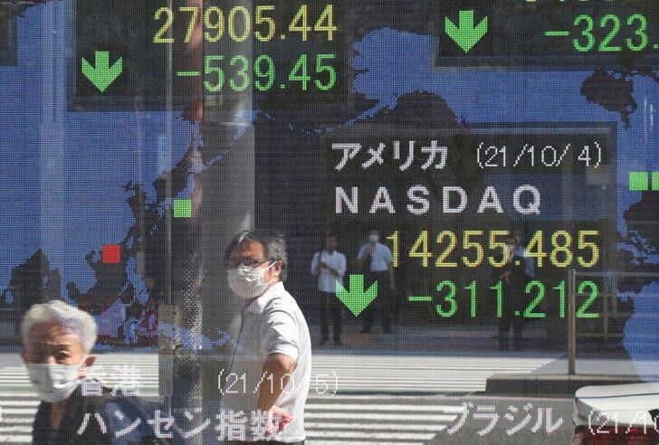 شاشة إلكترونية تعرض متوسط المؤشر نيكي للأسهم اليابانية خارج مكتب للسمسرة في العاصمة طوكيو يوم 5 أكتوبر تشرين الأول 2021. تصوير: كيم كيونج هون - رويترز.
