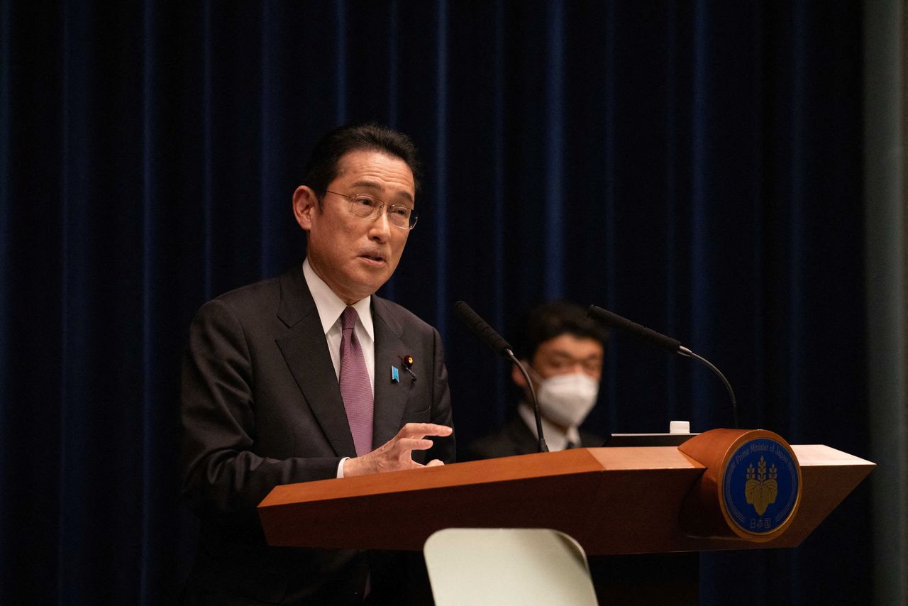 رئيس الوزراء الياباني كيشيدا فوميئو يعقد مؤتمرا صحفيا في طوكيو، اليابان، 16 مارس/ آذار 2022. رويترز.