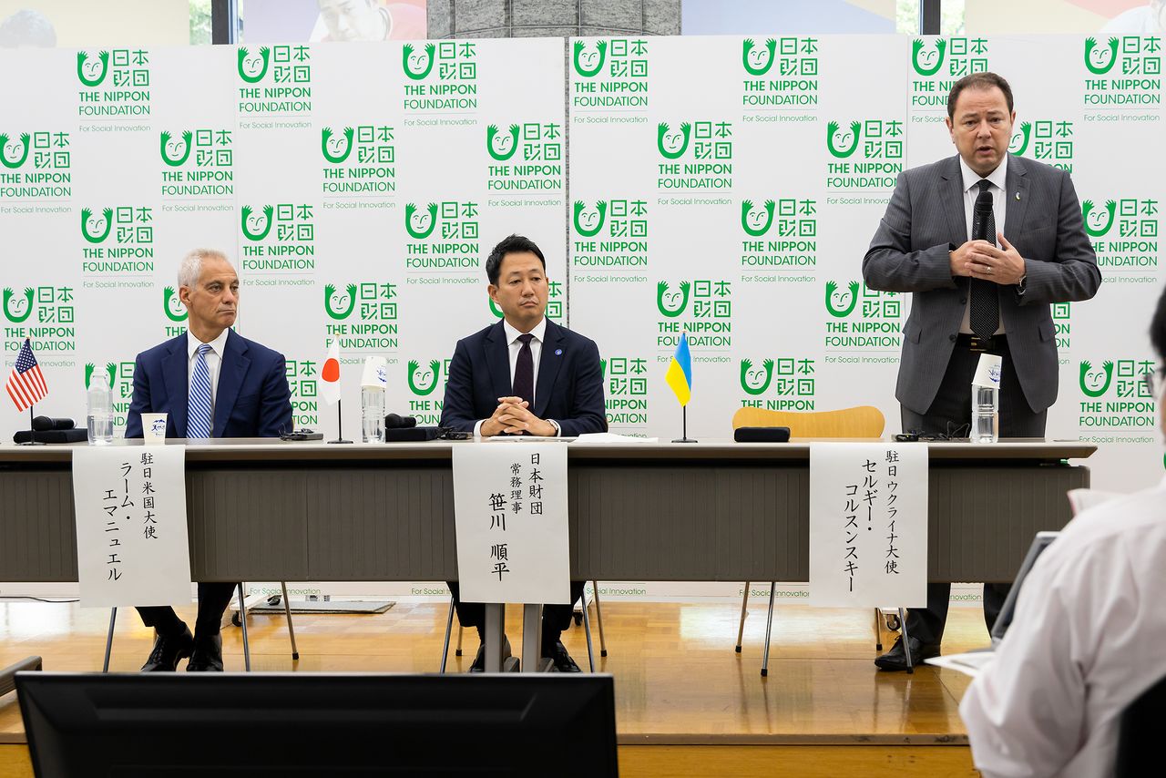 سفير الولايات المتحدة في اليابان رام إيمانويل (إلى اليسار) والسفير الأوكراني كورسونسكي (على اليمين)، اللذان سيتعاونان في إدارة الصندوق. ساساكاوا، المدير التنفيذي لمؤسسة نيبون، جالس في المنتصف.