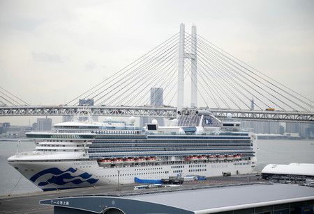 クルーズ船「ダイヤモンド・プリンセス」=20日午後、横浜・大黒ふ頭