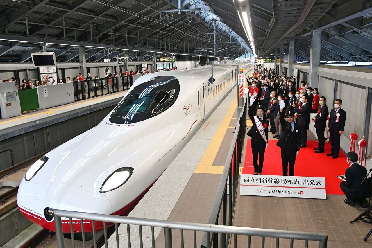 القطار الطلقة شينكانسن (كامومى)على خط غرب-كيوشو في محطة أُريشينو أونسن بمحافظة ساغا في 23 سبتمبر/ أيلول 2022. (جيجي برس)