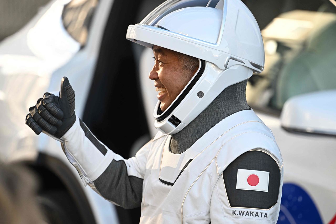 رائد الفضاء الياباني واكاتا كوإتشي يرفع إبهامه قبل الإطلاق من مركز كينيدي للفضاء في الخامس من أكتوبر/ تشرين الأول 2022 (إيه إف بي/ جيجي برس)