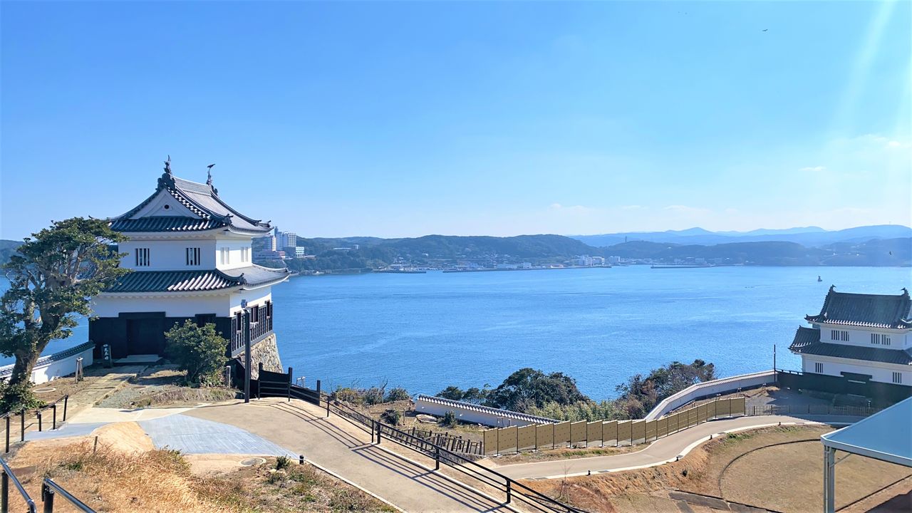 تقع قلعة هيرادو على قمة تل محاطًا بالبحر من ثلاث جهات. وتم تشييدها في عام 1704 كمقر إقامة للحاكم الإقطاعي المحلي ماتسورا تاكاشي. وفي حقبة عصر ميجي (1868-1912)، أمرت الحكومة بهدم القلاع في جميع أنحاء اليابان، بما في ذلك قلعة هيرادو، ولكن أُعيد بناؤها في عام 1962. (نوروشي)