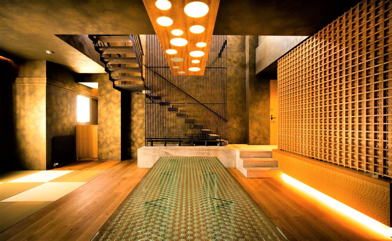 يحتوي الطابق الأول على غرف طعام ومعيشة يابانية حديثة. والحمام، بجدران زجاجية من ثلاث جهات، ويطل على جسر هيرادو أوهاشي. (نوروشي)