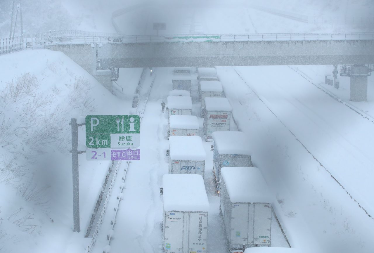 طريق شين ‒ ميشين السريع متوقف بسبب الثلوج الكثيفة التي هطلت في محافظة ميه في 25 يناير/ كانون الثاني 2023 (جيجي برس)