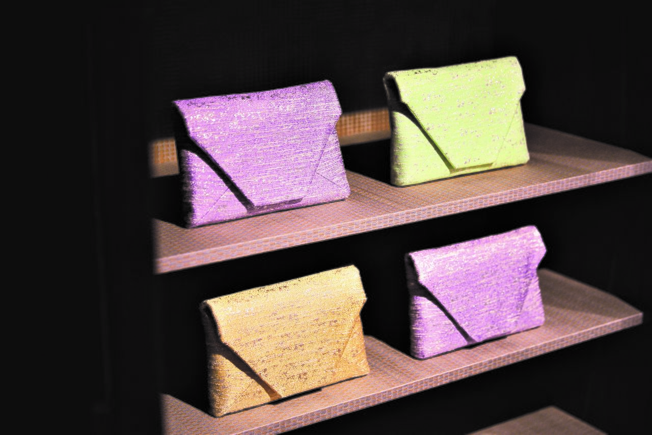  حقائب الكيمونو المنسوجة التي تصنع من قماش نيشيغن-أوري والنعال متوفرة أيضًا في هوسوو طوكيو (حقوق الصورة لميتسوي فودوسان)