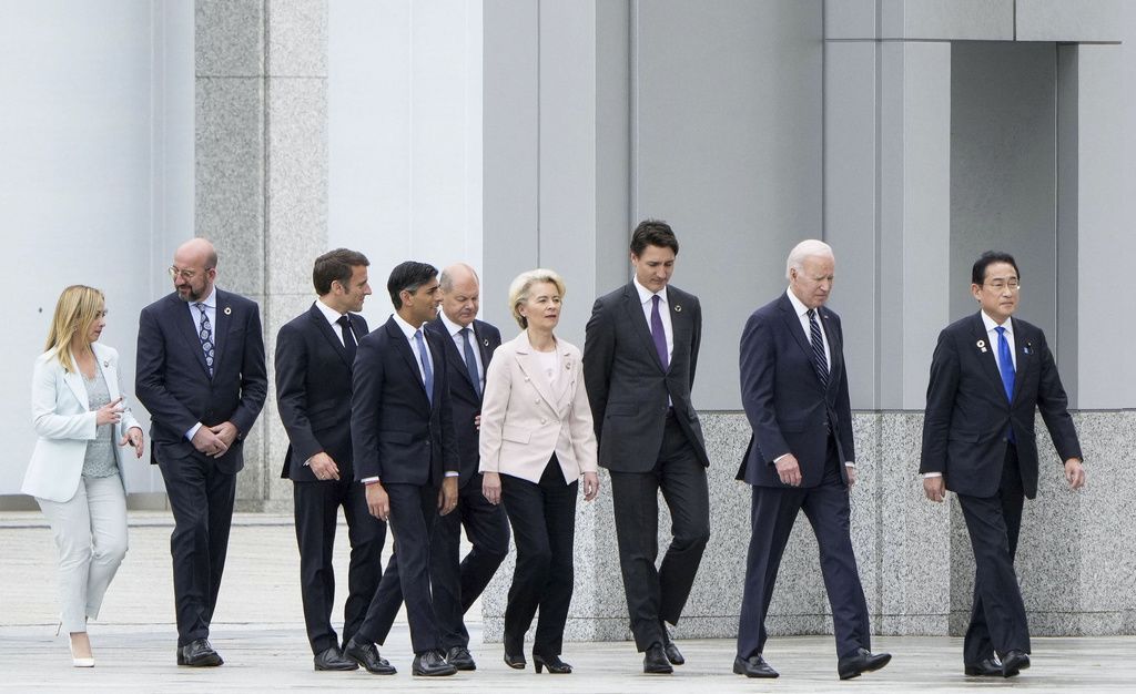 رئيس الوزراء كيشيدا (إلى اليمين) يغادر متحف هيروشيما التذكاري للسلام مع قادة مجموعة السبع الآخرين في 19 مايو/ آيار 2023. (رويترز/ كيودو)