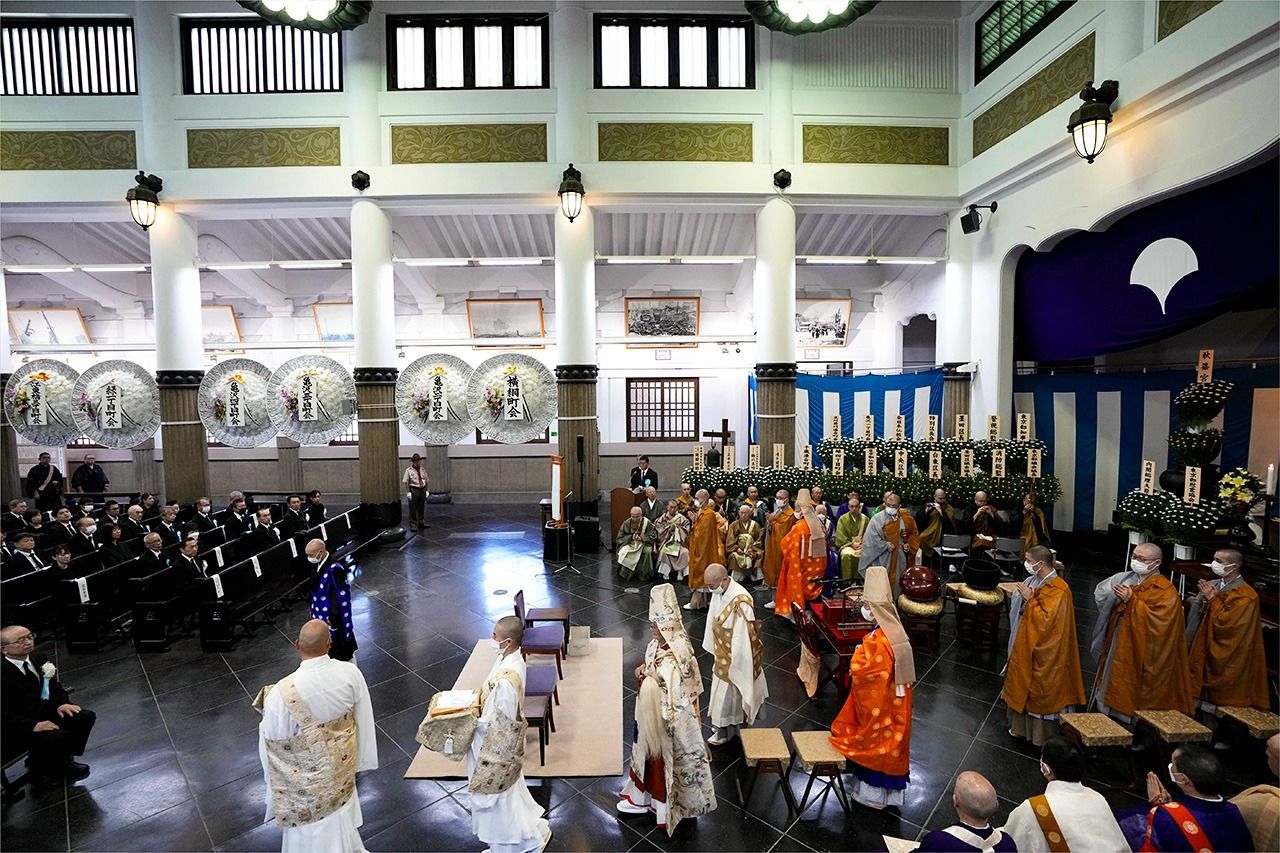 إقامة مراسم تأبينية بوذية في قاعة طوكيو التذكارية في الأول من سبتمبر/أيلول 2023، بعد مرور قرن على زلزال كانتو الكبير. (© جيجي برس)